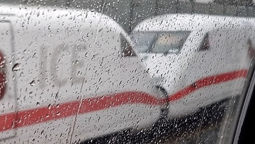 Ausblick aus einem RE bei Regen auf einen ICE 2 Baureihe 402