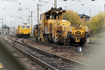 DB Bahnbau aktiv auf einer Gleisbaustelle im Streckennetz der DB - hier: Einsatz einer Universalschotterplaniermaschine USP 2000 SW-2 (SSP 333)