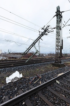 Sturmschaden durch Sturmtief "Zoltan" - Ein Tornado hat am 21.12.2024 einen Oberleitungsmast im Zulauf zur Südbrücke in Köln umstürzen lassen.