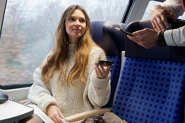 Auf der Reise mit der Bahn - hier: Kontaktlose Ticketkontrolle im Regionalexpress der DB Regio