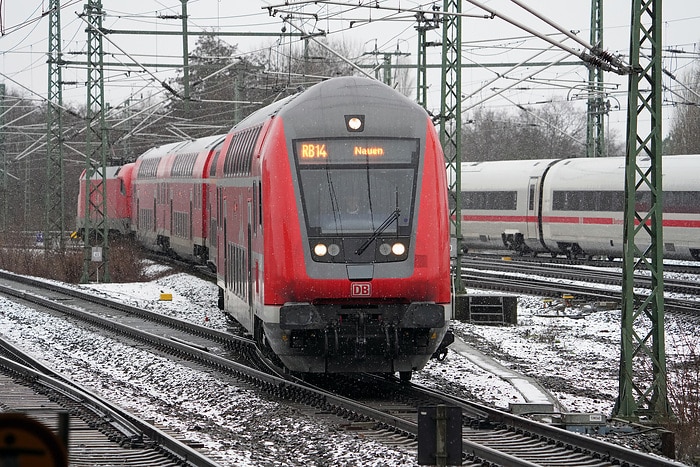DB248684 Es fällt Schnee in Berlin