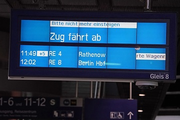 Zuginfomonitor - Bahnhof Berlin Südkreuz - "Zug fährt ab"