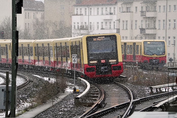 DB248688 Es fällt Schnee in Berlin