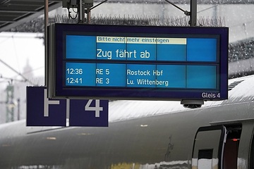 Zuginfomonitor - Bahnhof Berlin Südkreuz - "Zug fährt ab"
