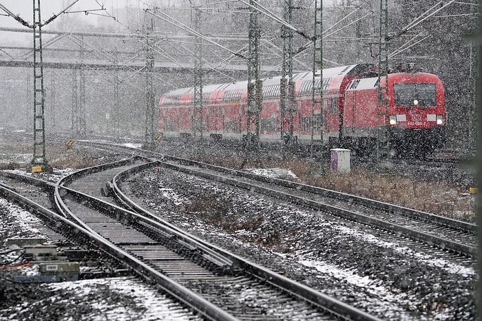 DB248691 Es fällt Schnee in Berlin