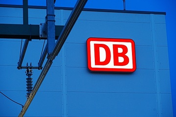 Das "Neue Werk Cottbus" der DB Fahrzeuginstandhaltung GmbH (FZI) hat pünktlich seine Arbeit mit der schweren Instandhaltung eines ICE 4 Baureihe 412 aufgenommen. DB-Logo an der Werkhalle