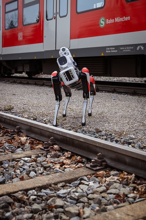 DB252350 DB testet Roboterhund Spot bei der S-Bahn München