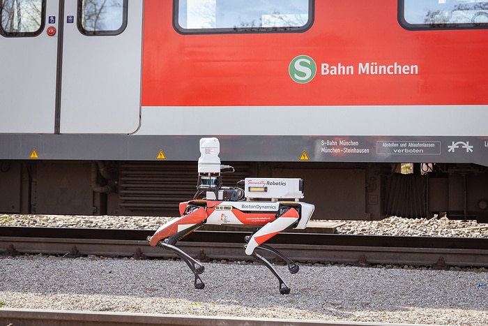 DB252378 DB testet Roboterhund Spot bei der S-Bahn München