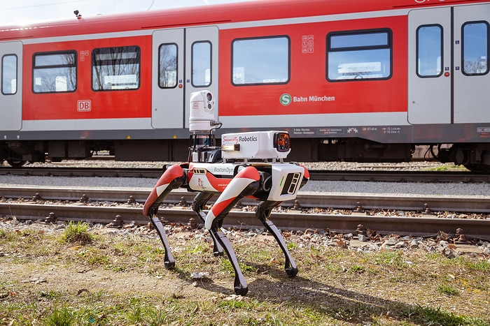 DB252379 DB testet Roboterhund Spot bei der S-Bahn München
