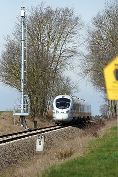 Erste Tests mit dem advanced TrainLab (aTL) der DB Systemtechnik zum Projekt "Gigabit Innovation Track" an der dafür mit speziellen Funkmasten vorbereiteten Strecke auf der Südmecklenburgischen Südbahn.