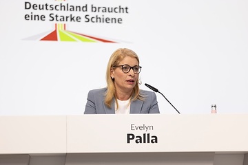 DB Bilanzpressekonferenz 2024 Evelyn Palla, Vorstand Regionalverkehr