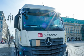 DB Schenker auf dem Pariser Platz in Berlin - vor dem Brandenburger Tor
