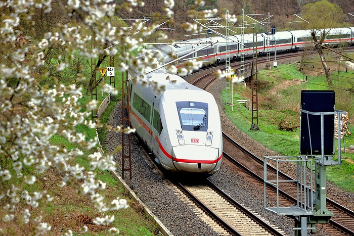 DB253876 Frühling im Haunetal - ICE 4 auf der Fahrt nach Fulda