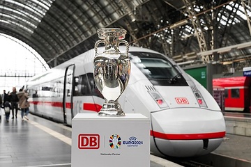 Die DB ist nationaler Partner der UEFA EURO 2024™ in Deutschland. UEFA EURO 2024™-Pokal vor einem ICE 4