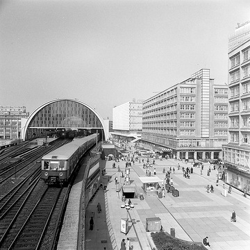 100 Jahre S-Bahn Berlin - Bahnhof Berlin Alexanderplatz; S-Bahnhof mit neuem Fußgängerbereich vor dem Bahnhof; S-Bahn BR ET 167