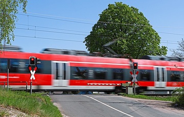Zugfahrt an einem Bahnübergang mit Halbschranke an der Strecke Fürth/Bay. - Erlangen im Bereich von Kleingründlach. (VDE 8)