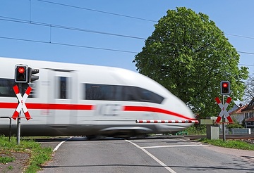 Zugfahrt an einem Bahnübergang an der Strecke Fürth/Bay. - Erlangen im Bereich von Kleingründlach. (VDE 8)