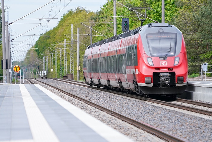 DB255138 Bahnhof Potsdam Pirschheide - neuer, rumdum modernisierter Umsteigeknoten mit BER-Anschluss