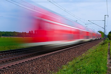 Unterwegs mit dem Regionalexpress von DB Regio Nordost. Motiv mit Bewegungsunschärfe bei Trebbin.