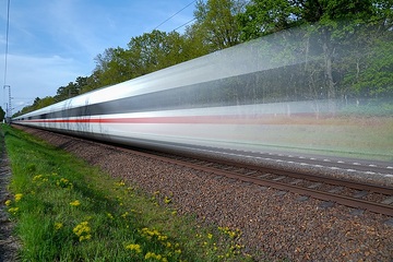 ICE des DB Fernverkehr mit Bewegungsunschärfe (bei Trebbin)