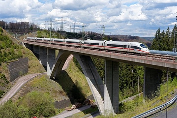 ICE 3 (Baureihe 403) als ICE Sprinter Hamburg – Berlin – München auf der Schnellfahrstrecke durch den Thüringer Wald, Brücke Grubental am Scheitelpunkt der Strecke.
