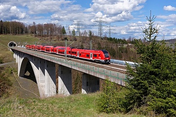 „Franken-Thüringen-Express“ auf der Schnellfahrstrecke durch den Thüringer Wald, Brücke Dunkeltal am Scheitelpunkt der Strecke, hinten Tunnel Rehberg. Nahverkehrstriebzug Baureihe 4462 (Desiro HC).als Ausbildungsfahrt.
