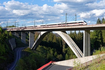 ICE T (Baureihe 411) auf der Schnellfahrstrecke durch den Thüringer Wald, Brücke Grubental am Scheitelpunkt der Strecke.