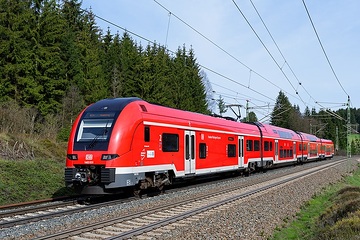 „Franken-Thüringen-Express“ Saalfeld – Bamberg bei Steinbach am Wald. Frankenwaldbahn - Baureihe ET 1462 (Desiro HC).