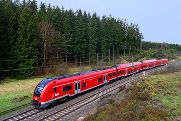 „Franken-Thüringen-Express“ Saalfeld – Bamberg bei Steinbach am Wald. Frankenwaldbahn - DB Regio mit Baureihe ET 1462 (Desiro HC).