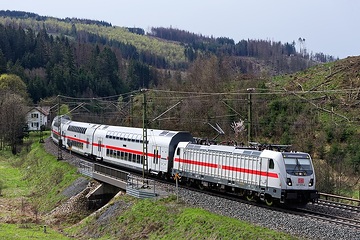 Intercity 2 als IC Karlsruhe – Nürnberg – Leipzig bei Steinbach am Wald. Frankenwaldbahn.