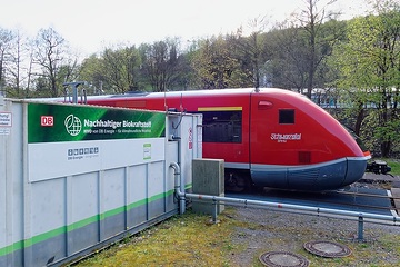 Biokraftstoff-Tankstelle von DB Energie (HVO als Dieselersatz) in Katzhütte mit Triebwagen Baureihe VT 641 der Schwarzatalbahn. DB Regionetz.