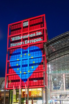 Illumination des Berliner Hauptbahnhofes aus Anlass des Europatages